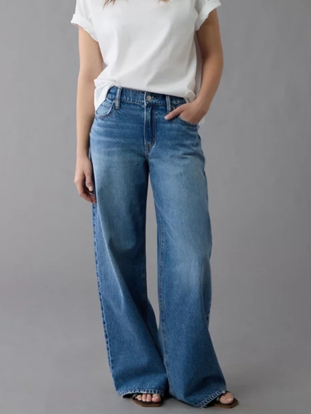 American Eagle Dreamy Drape Strigid Low Rise Ultra Wide Leg Jean Size 0